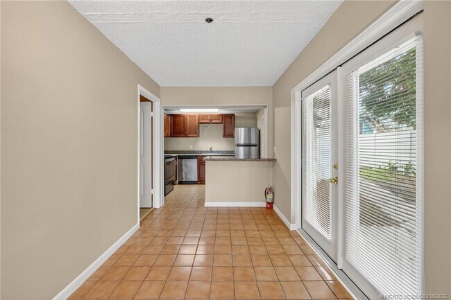 Building Photo - 410 SW California Ave