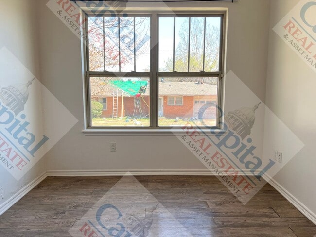 Building Photo - Charming 3 Bedroom