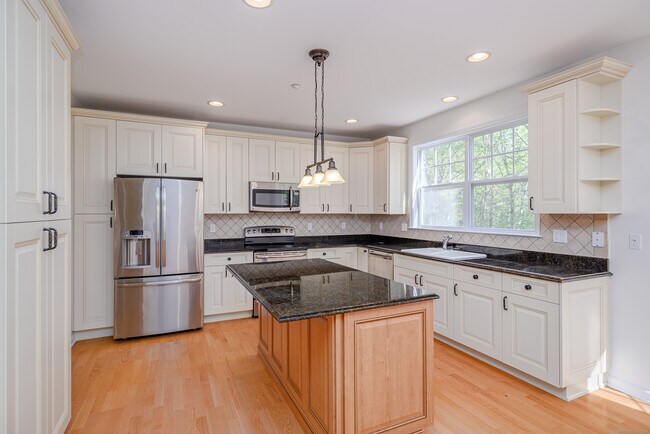 Building Photo - 82 Suzie Dr