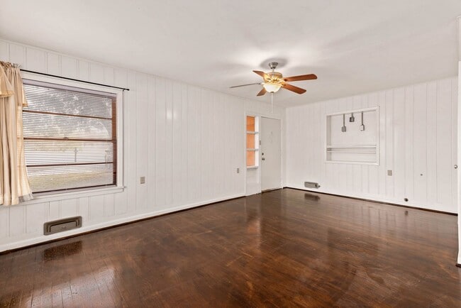 Building Photo - Live Close to Campus! 4 Bed/2 Bath Available for August 2026 Move-in!