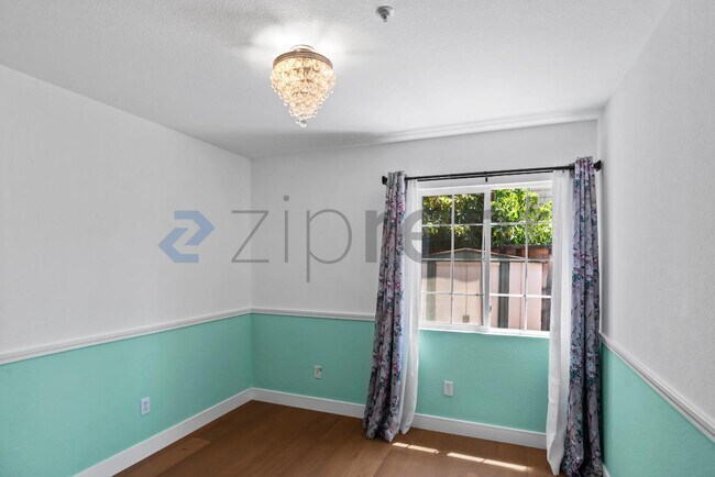 Building Photo - Unit