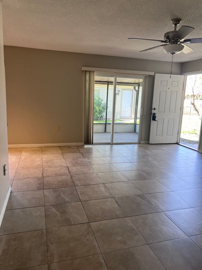 Building Photo - 2 Story Condo. Lovely 2 bed/1.5 bath condo