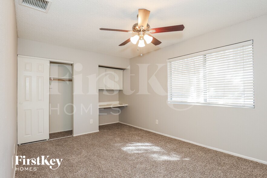 Building Photo - 4924 S Hazelton Ln