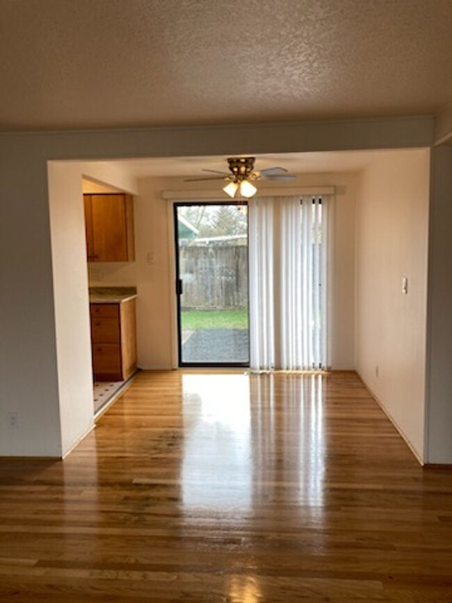 Building Photo - Spacious 4 Bedroom 2 Bath House NW Corvallis