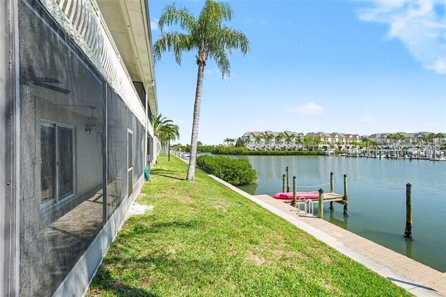 Building Photo - 8828 Bay Pointe Dr