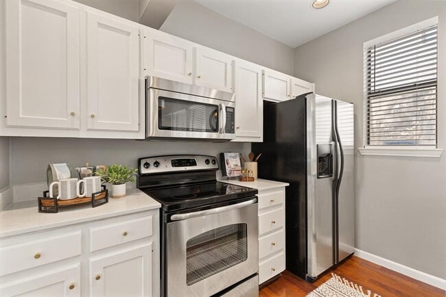 Building Photo - 611 E 45th St