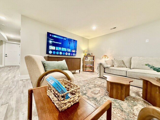 Building Photo - New 5BR Retreat With Hot Tub 2 Living Areas WC, OH