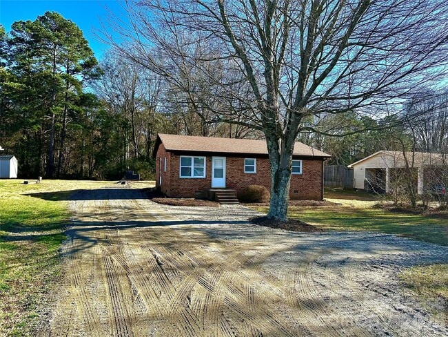 Building Photo - 2121 Charlotte Hwy