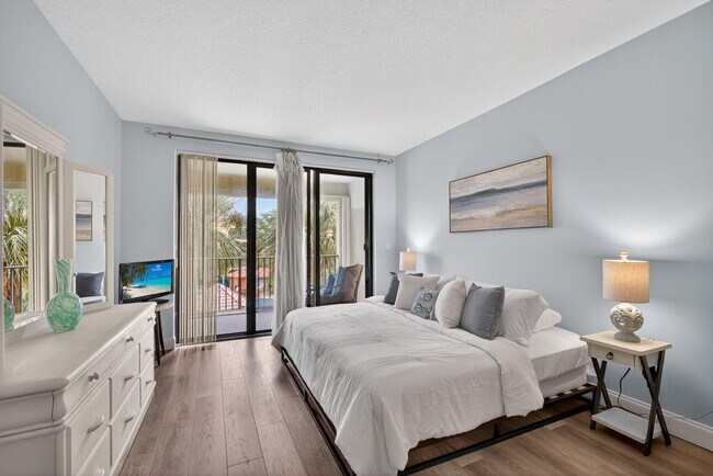 Building Photo - 500 Uno Lago Dr