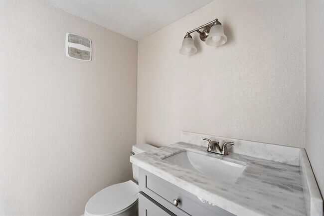 Building Photo - 5667 Birchmont Dr