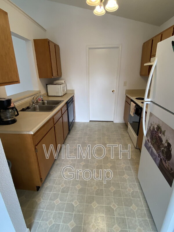 Building Photo - 5251 Bluff View Dr