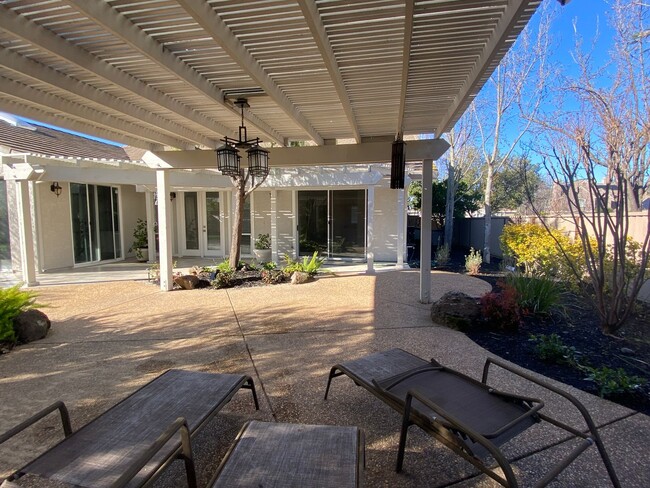 Building Photo - Livermore South Very Private 4 bedroom/3 b...