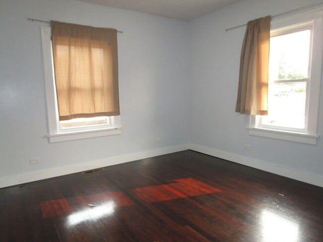 Building Photo - 735 Jameson St