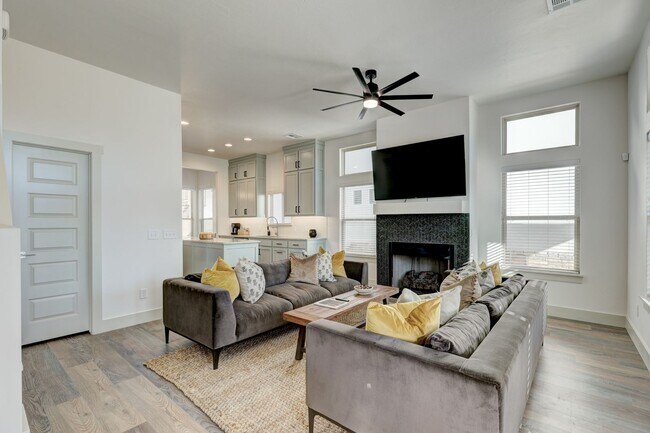 Building Photo - Stunning 4 Bedroom 3 Bath Home