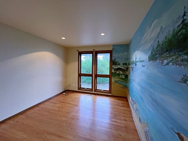 Building Photo - Gated Sound view home Des Moines area, 4 bed plus den 2.5 bath 3900 s/f, Available NOW!!!