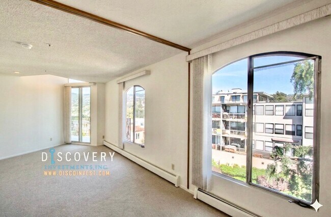 Building Photo - Spacious One Plus Bedroom Condominum off Broadway Terrace