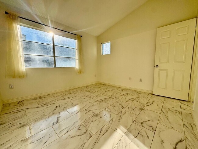 Building Photo - Beautiful 2 Story, 2 Bedroom plus Large Loft Condo in Aliso Viejo