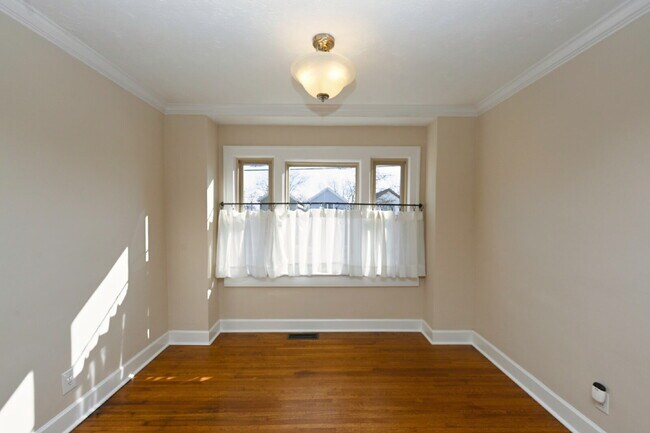 Building Photo - Sweet Cottage Charm with Updated Kitchen, Fenced Yard & Washer/Dryer Included