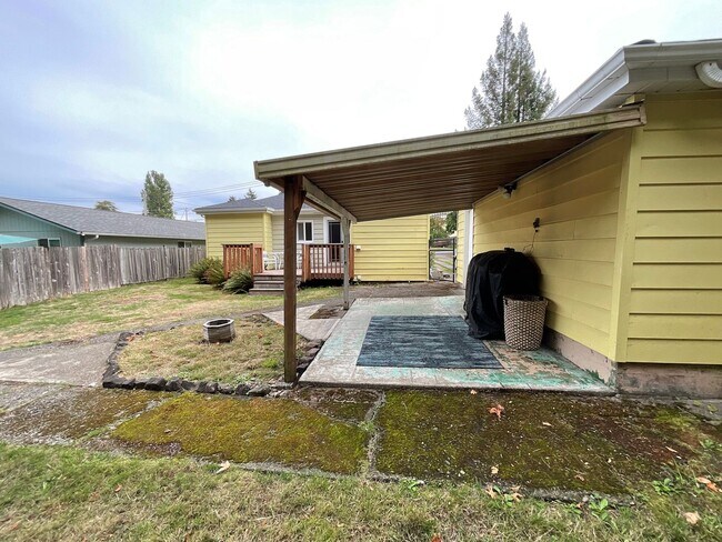 Building Photo - Great 2 Bedroom 1 Bath Home Near the Heart of Shelton