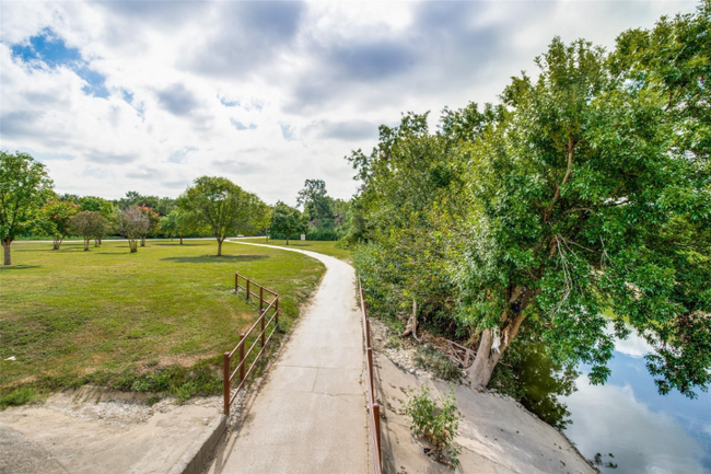 Building Photo - 75215 Holly Hill Dr