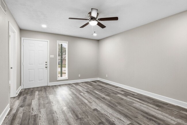 Building Photo - Newly remodeled Unit Ready for you!