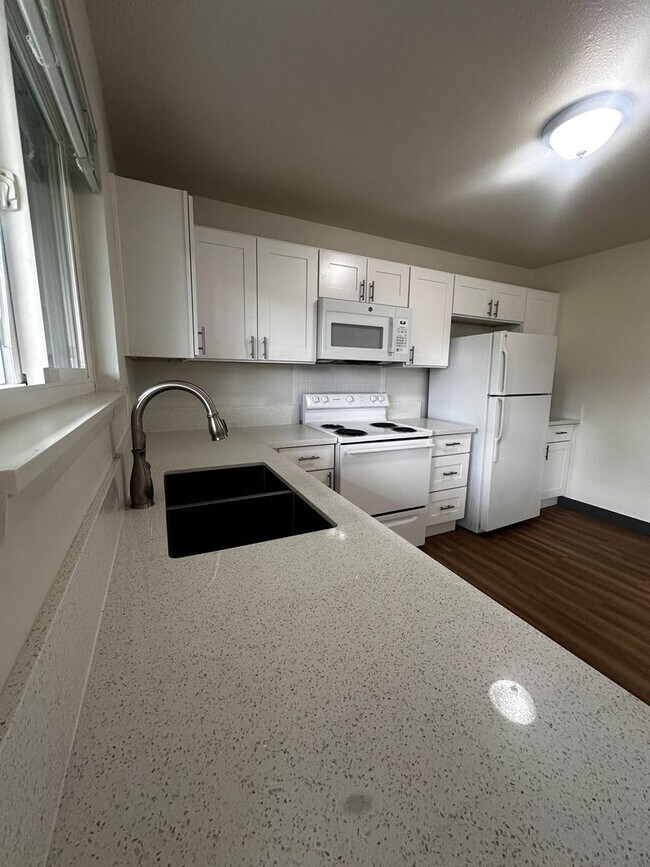 Building Photo - Spacious 3-Bedroom Apartment with Limited-...
