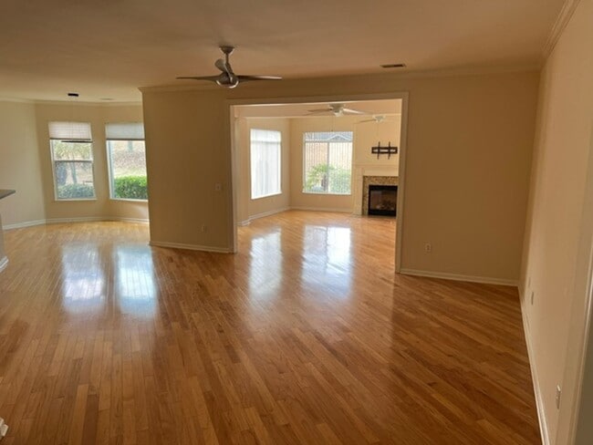 Building Photo - Wonderful, open, 2 bedroom home.