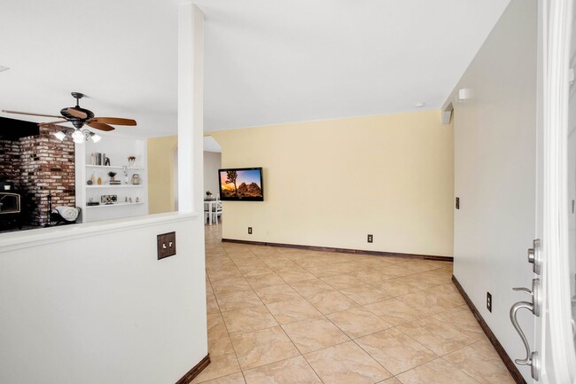 Building Photo - Western Hills Estate home/ 3 bedroom/ 2 ba...