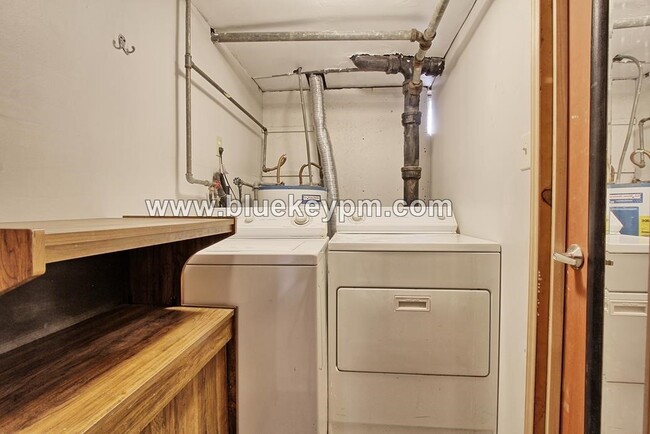 Building Photo - Spacious  3 Bed, 1 Bath  Daylight Basement...