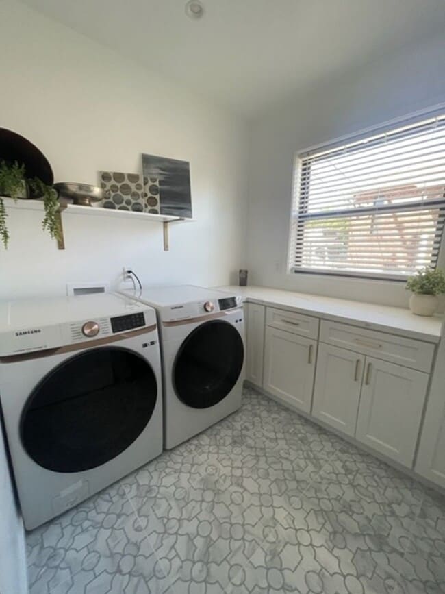 Building Photo - 2bd, 2ba Reno Bungalow in the Riverwalk Di...