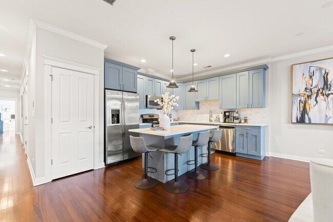 Building Photo - 3056 N Clybourn Ave