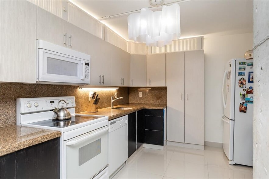 Building Photo - 2401 S Ocean Dr