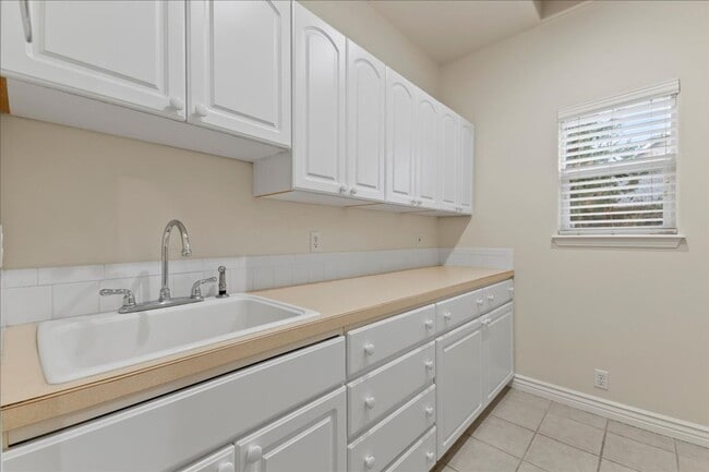 Building Photo - Quiet, Convenient, and Spacious 5 Bedroom 4 Bathroom Home