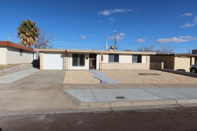 Building Photo - 10052 Kenworthy St