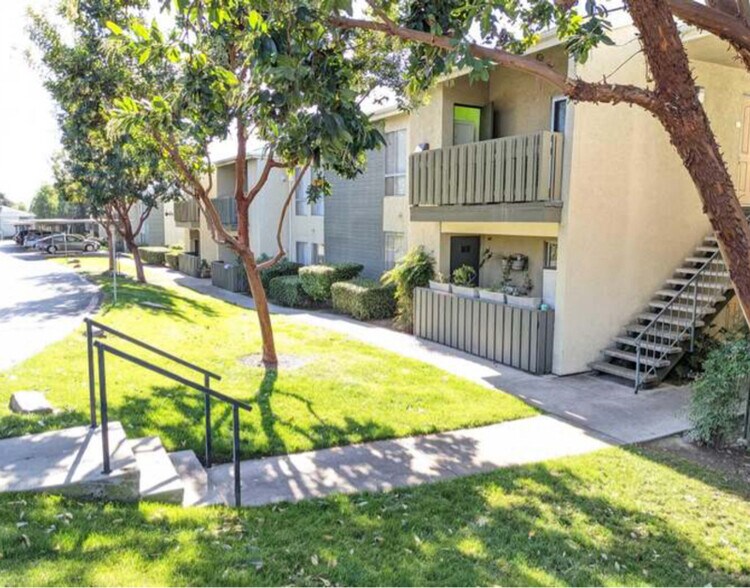 Building Photo - 830 W Lincoln Ave