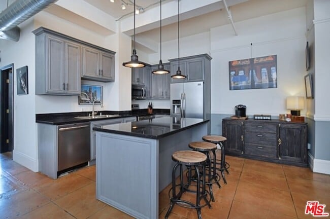 Building Photo - 108 W 2nd St