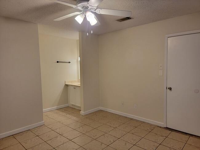 Building Photo - Great location in NE Pensacola!