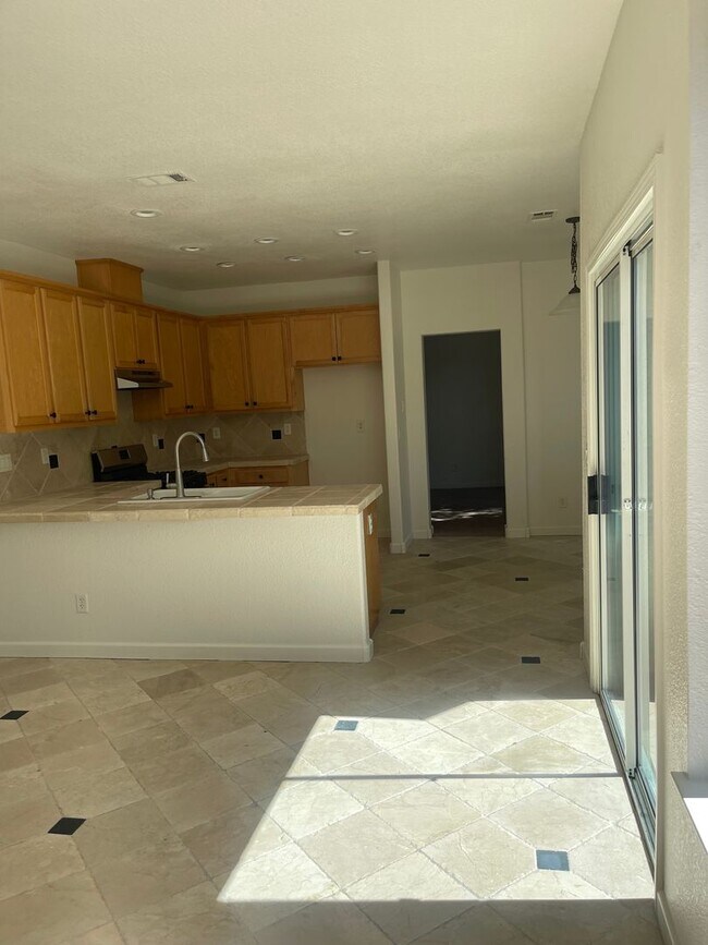 Building Photo - Beautiful 3-Bedroom Family Home in Desirable Northeast Stockton