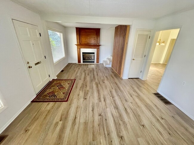 Building Photo - Discover Comfort & Charm in a Prime Location: 2BD/2B Single-Family Home!
