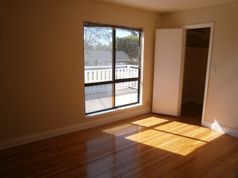Building Photo - 115 Medinah Pl