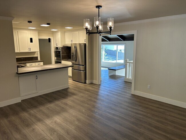 Building Photo - Beautifully Remodeled President’s Neighborhood Home