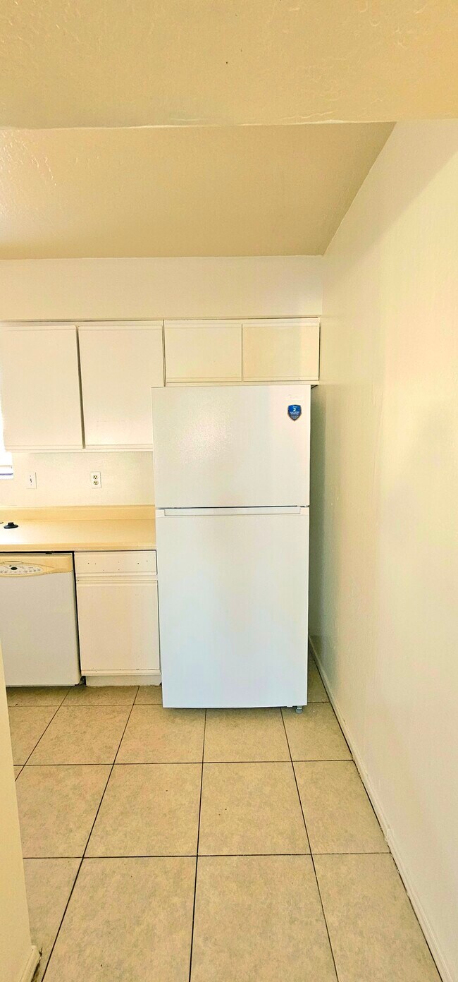 Building Photo - 2650