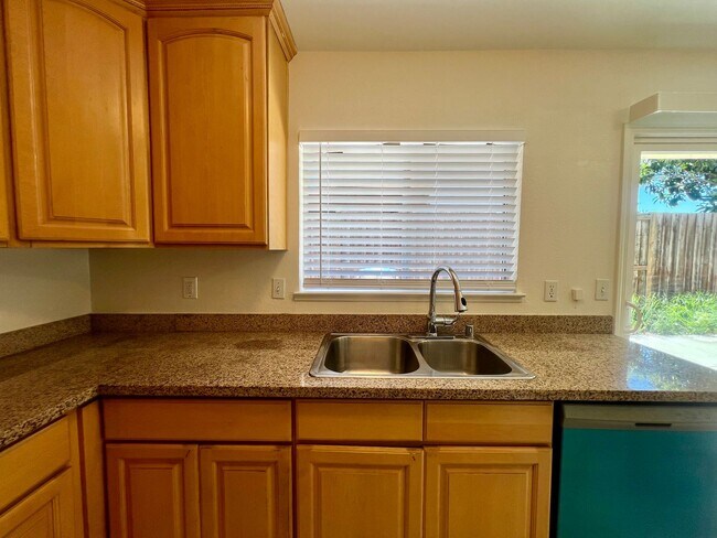 Building Photo - Duplex available in Little Saigon!