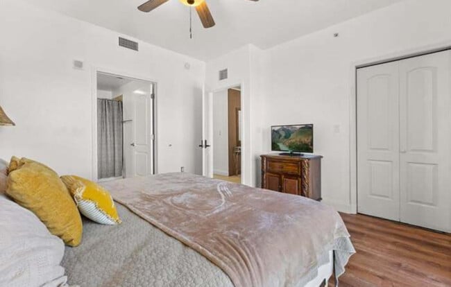 Building Photo - Heron