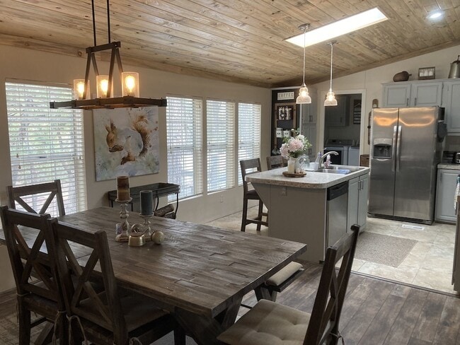 Building Photo - 3239 Pine Needle Dr