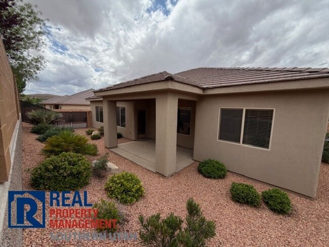 Building Photo - Home in Painted Desert