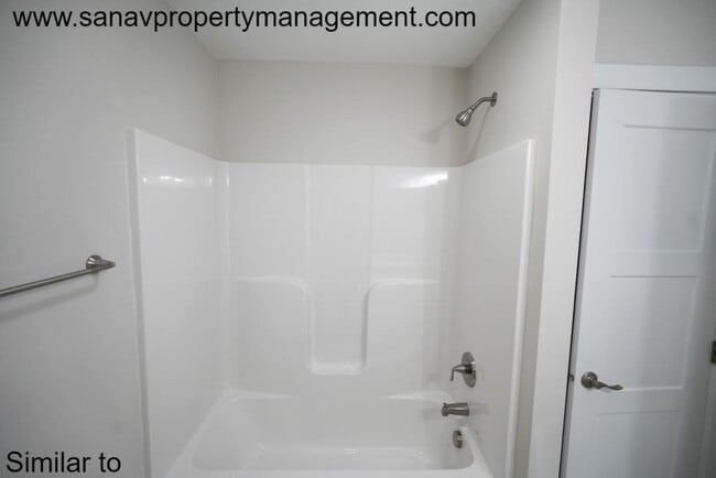 Building Photo - "Modern Comfort & Convenience: 3 Bed, 2 Bath Ranch Style Home in Waukee's Prime Location"