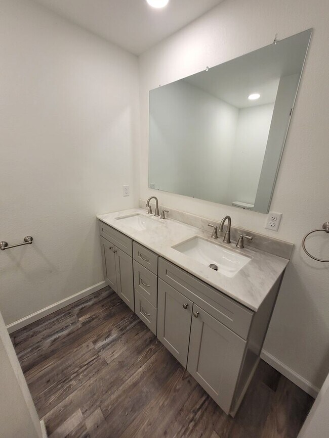 Building Photo - Updated, Single Level Home, 3BD/3BA, corne...