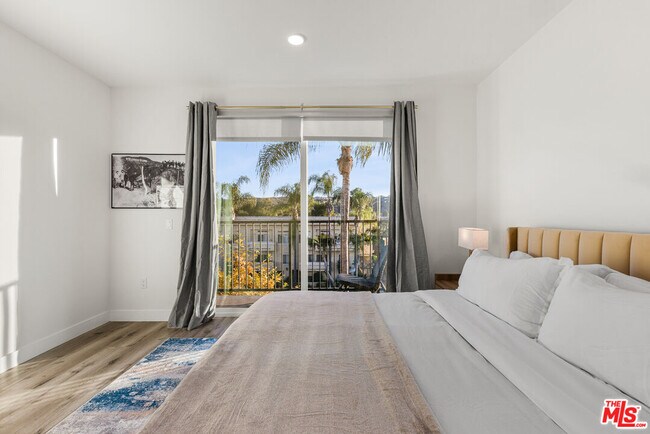 Building Photo - 4806 Sylmar Ave