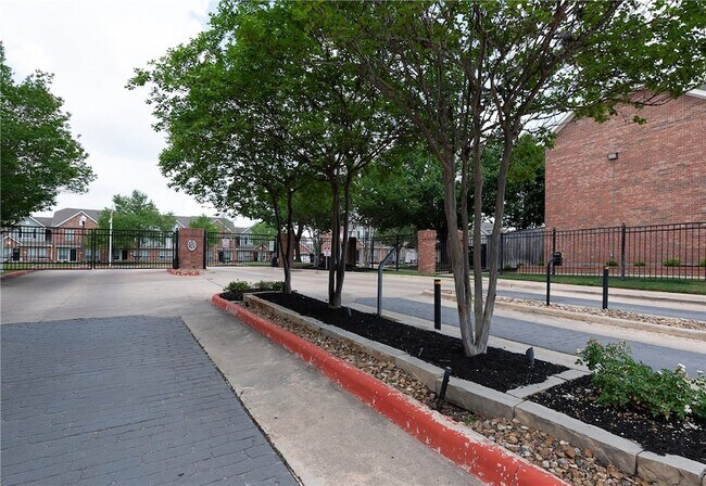 Building Photo - 1001 Krenek Tap Rd